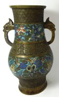 Auktion 347 / Los 15526 <br>hohe Bronze-Cloisonne-Vase, Griffe Drachenköpfe, älter`?, H-30 cm