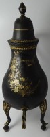 Auktion 347 / Los 16013 <br>hohe Dröppel-Minna, Metall (Zink?) chwarz  bemalt und mit Goldstaffage, Hahn fehlt, um 1850, H-50 cm, Beine gelötet?