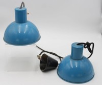 Auktion 347 / Los 16015 <br>Paar kl. Industrie-Deckenlampen, blau, je ca. H-15,5cm D-19,5cm.