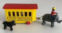 Auktion 357 / Los 15000 <br>Erzgebirge, Seiffen, Reifendreherei Flath, Miniatur Zoo-Wagen, mit Eisbär, Elefant und Pferd, 90er Jahre, ca. H-4cm