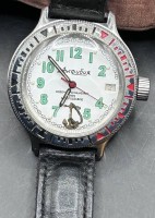 Auktion 356 / Los 2126 <br>russische Automatik-Armbanduhr mit Ankerdarstellung, Werk läuft, Lederband