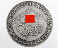 Auktion 347 / Los 7047 <br>Medaille, Olympische Winterspiele 1936, wohl Bronze silberfarben, D-60cm.