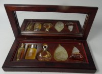 Auktion 347 / Los 10521 <br>Holzkasten mit 5 kleinen Parfumflacons div. Marken, wie vanC leef&amp;Arpel, S.Dali, Madame Rochas etc.tw. voll, H-ca. 6 cm, Kasten 11x22 cm