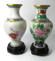 Auktion 347 / Los 15537 <br>Paar Cloisonne Vasen auf Holzstand, China, H-21 cm