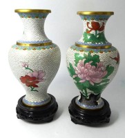 Auktion 354 / Los 15502 <br>Paar Cloisonne Vasen auf Holzstand, China, H-21 cm