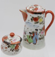 Auktion 347 / Los 15538 <br>kl, Kanne und Zuckerdose, China, Personen und Blumenbemalung, gemarkt, wohl 60/70er Jahre, ´H-15cm u. 6cm.