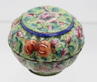 Auktion 347 / Los 15541 <br>runde Cloisonné-Dose, wohl China, H-5cm D-6,5cm.