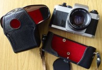 Auktion 347 / Los 16031 <br>Spiegelreflexkamera ohne Hersteller??, mit japan. Objektiv, in orig. Tasche. guter Zustand