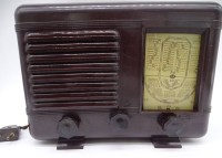 Auktion 354 / Los 16009 <br>Bakelit-Röhrenradio um 1935, Rückwand fehlt, welcher Hersteller?, Gehäuse gut erhalten, Röhren wohl komplett, H-18 cm, 15x24 cm