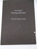 Auktion 347 / Los 5024 <br>Kunstmappe "Hommage a Solveg Börnsen" Mappe 42x31 cm, mit 9 Werken ihrer Freunde, HG. Freundeskreis Solveg Börnsen, in 30 Exemplaren, dies Nr. 3, alle Blätter signiert,