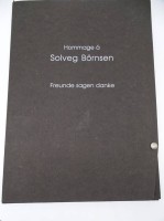 Auktion 354 / Los 5004 <br>Kunstmappe "Hommage a Solveg Börnsen" Mappe 42x31 cm, mit 9 Werken ihrer Freunde, HG. Freundeskreis Solveg Börnsen, in 30 Exemplaren, dies Nr. 3, alle Blätter signiert,