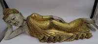 Auktion 347 / Los 15548 <br>gr. liegender Holz-Buddha, H-25 cm, L-76 cm, 20. Jhd.