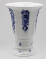 Auktion 348 / Los 8039 <br>Kratervase, Royal Copenhagen, Blaue Blume, leider Rand mit Chip, H-14,8cm