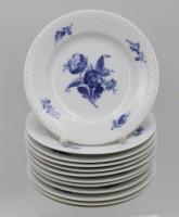 Auktion 348 / Los 8051 <br>12x Beilagenteller, Royal Copenhagen, Blaue Blume, teilw. mit Schleifstrichen, ca. D-15,8cm.