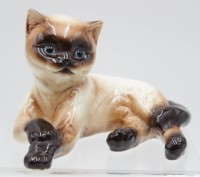 Auktion 348 / Los 9004 <br>liegende Siam-Katze, Goebel, Nr. 3102710, Unterglasurbemalung, H-10,5cm L-15cm