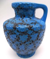 Auktion 348 / Los 9006 <br>gr. Lava Henkelvase, blau "Bay" Nr. 216-25, H-25 cm, 50-er Jahre