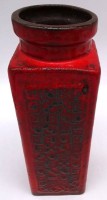 Auktion 348 / Los 9008 <br>vintage rote eckige Vase, H-24 cm, W. Germany und  Modellnummer
