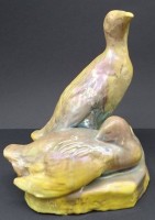 Auktion 348 / Los 9014 <br>Entenpaar, Keramik, seitlich unleserlich signiert und beschriftet "Helgoland", Schnabel geklebt, H-24 cm, 18x18 cm