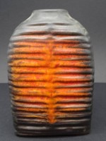 Auktion 348 / Los 9028 <br>dreieckige "Carstens" Vase, rot/schwarz, H-16 cm