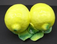 Auktion 348 / Los 9032 <br>Tischdeko, zwei Zitronen mit Blättern (hier minim. Abplatzer), H-10 cm, L-12 cm