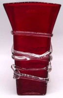 Auktion 348 / Los 10000 <br>gr. rote Vase mit aufgelegten klaren Fäden, H-28 cm, 13x13 cm