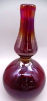 Auktion 348 / Los 10004 <br>rote hohe Kunstglasvase, irisierend,  H-37 cm, D-20 cm