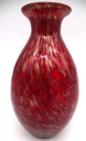 Auktion 348 / Los 10006 <br>Murano-Überfangvase mit Kupferaventurin-Einschmelzungen, 80-er Jahre, H-20 cm, rot