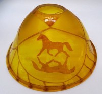 Auktion 348 / Los 10020 <br>Lampenschirm, geschnittene Pferdedarstellung, Innenrand angeknabbert, ansonsten guter Zustand, H-10 cm, D-22 cm