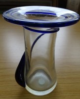 Auktion 348 / Los 10028 <br>klare Vase mit blauen Aufschmelzungen, H-14 cm