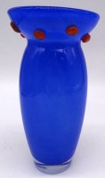 Auktion 348 / Los 10031 <br>blaue Kunstglasvase mit roten Aufschmelzungen, klarer Stand, H-20 cm