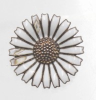 Auktion 348 / Los 1041 <br>Brosche, Daisy, Anton Michelsen, Sterling mit Emaille diese beschädigt, ca. 9,8gr.,  D-3,2cm