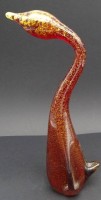 Auktion 348 / Los 10073 <br>hohe Murano Gans, rot mit  Einschmelzungen, H-30 cm