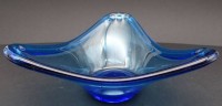Auktion 348 / Los 10088 <br>Dreieckige Schale, blau, H-9 cm, 22x22 cm
