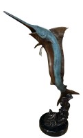 Auktion 348 / Los 15019 <br>Moore signierte hohe Bronze, springender Sägefisch,, H-80 cm