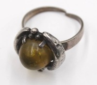 Auktion 348 / Los 1074 <br>925er Silber-Ring, gelber Stein (Bernstein?) dieser lose, offene Schiene, 6,4gr.