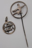 Auktion 348 / Los 1088 <br>Sportnadel und Sternzeichenanhänger, Silber, zus. 3,5gr., ca. L-5,8cm