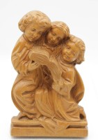 Auktion 348 / Los 15033 <br>Holzfigur, 3 lesende Kinder, ca. 29,5 x 18cm