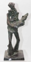 Auktion 348 / Los 15065 <br>hohe Figur, Clown mit Laute nach Klara SEVER (1935), Austin Prod. Inc., Canada, Kunstmasse bronziert, H-36cm.
