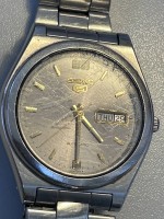 Auktion 348 / Los 2079 <br>Seiko 5 Automatic,. , orig. Band, Werk läuft, Glas zerkratzt