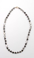 Auktion 348 / Los 1226 <br>Hämatit-Halskette mit vergoldeten Zwischenkugeln, Steine in Herzform, L-39cm