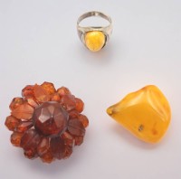 Auktion 349 / Los 1010 <br>3x div. Bernstein-Schmuck, 2x Broschen und ein 925er Silber-Ring, zus. ca. 20,8gr. , runde Brosche D-4cm RG 56