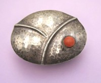 Auktion 349 / Los 1023 <br>800er Silber-Brosche, mit Koralle, Handarbeit, 7,3gr., ca. 5 x 3,8cm.