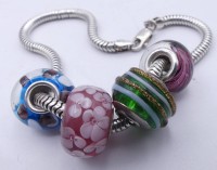 Auktion 349 / Los 1034 <br>Silber-925- Armband mit 4 Glas-Charms in Pandora-Art!!