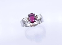 Auktion 349 / Los 1038 <br>585er WG Ring mit einem Rhodolith Granat und zwei Brillanten zus. 0,30ct.,4,56gr., RG 50