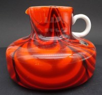 Auktion 349 / Los 10009 <br>Krug bzw. Henkelvase "Made in Italy" Etikette, rot/schwarz, überfangen, H-12 cm, D-17 cm