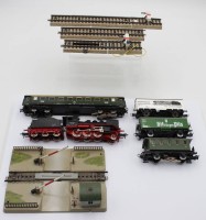 Auktion 349 / Los 16003 <br>Konvolut H0, meist Märklin,  Fleischmann Dampflok m. Tender, 4x div. Waggons, Märklin Bahnübergang und 3x Schienen