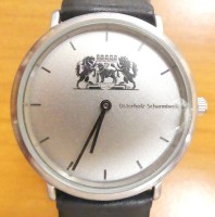 Auktion 349 / Los 2025 <br>Quartz Armbanduhr mit Osterholz-Scharmbeck-Wappen, von Juwelier Grüttert, limitierte Auflage, dies 245/750, neuwertig, anbei orig. Rechnung, neuwertig, orig. Folien abgedeckt