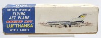 Auktion 349 / Los 12010 <br>Battery Operated Flying Jet Plane Boing 727 Lufthansa, T.N. Japan, orig. Karton dieser mit Läsuren, Funktion nicht geprüft, Flugzeug ca. 28 x 23cm