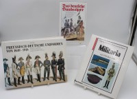 Auktion 349 / Los 3010 <br>3x div. Literatur über Militaria, 90er Jahre