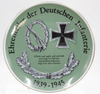 Auktion 349 / Los 7026 <br>Ehrenteller der Deutschen Infanterie 1939-1945, Schirnding Bavaria Porzellan, neuzeitlich, D-25cm